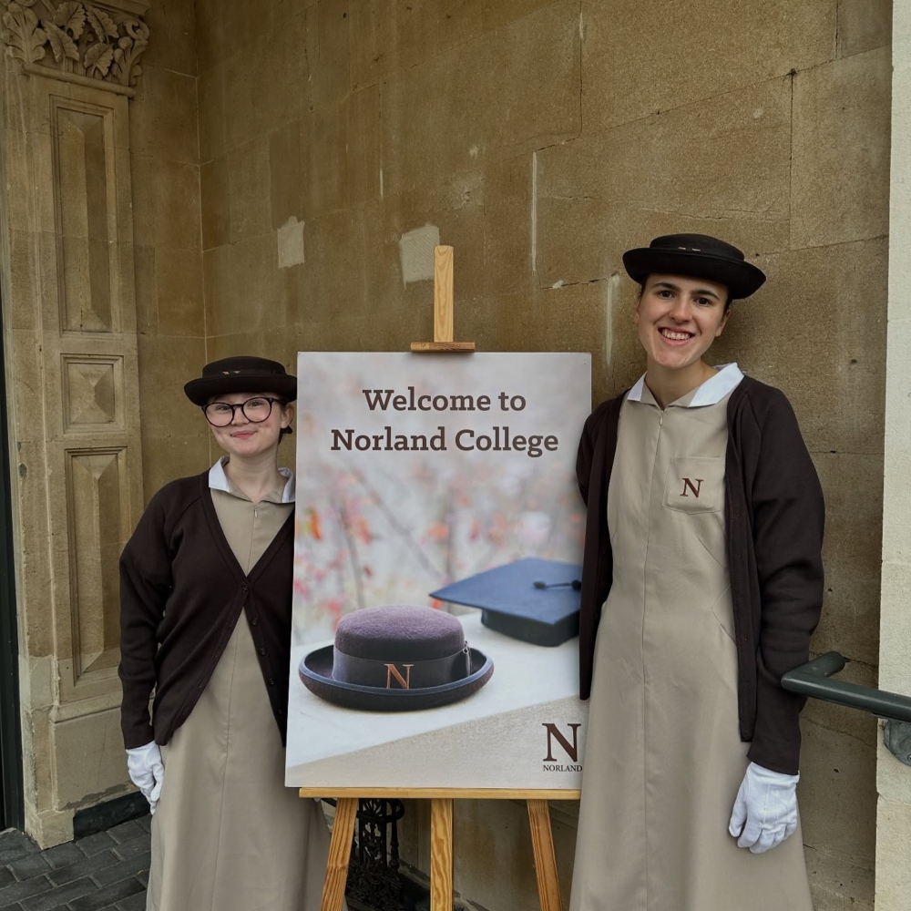 她畢業於英國頂尖保母學校「諾蘭學院」（Norland College）的菁英