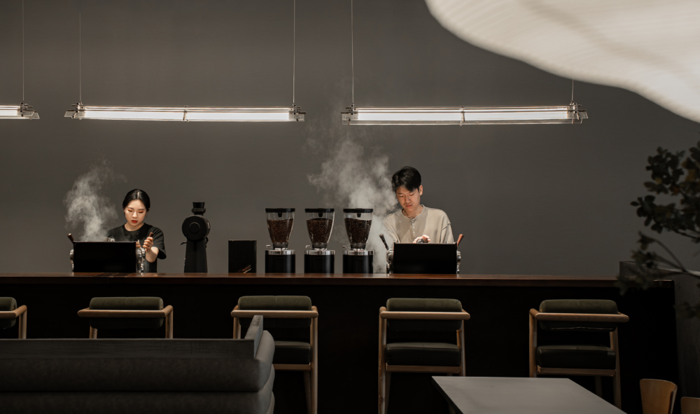 店內格局徹底翻轉了傳統餐飲內外場的二分法，透過長型開放式吧台的設置