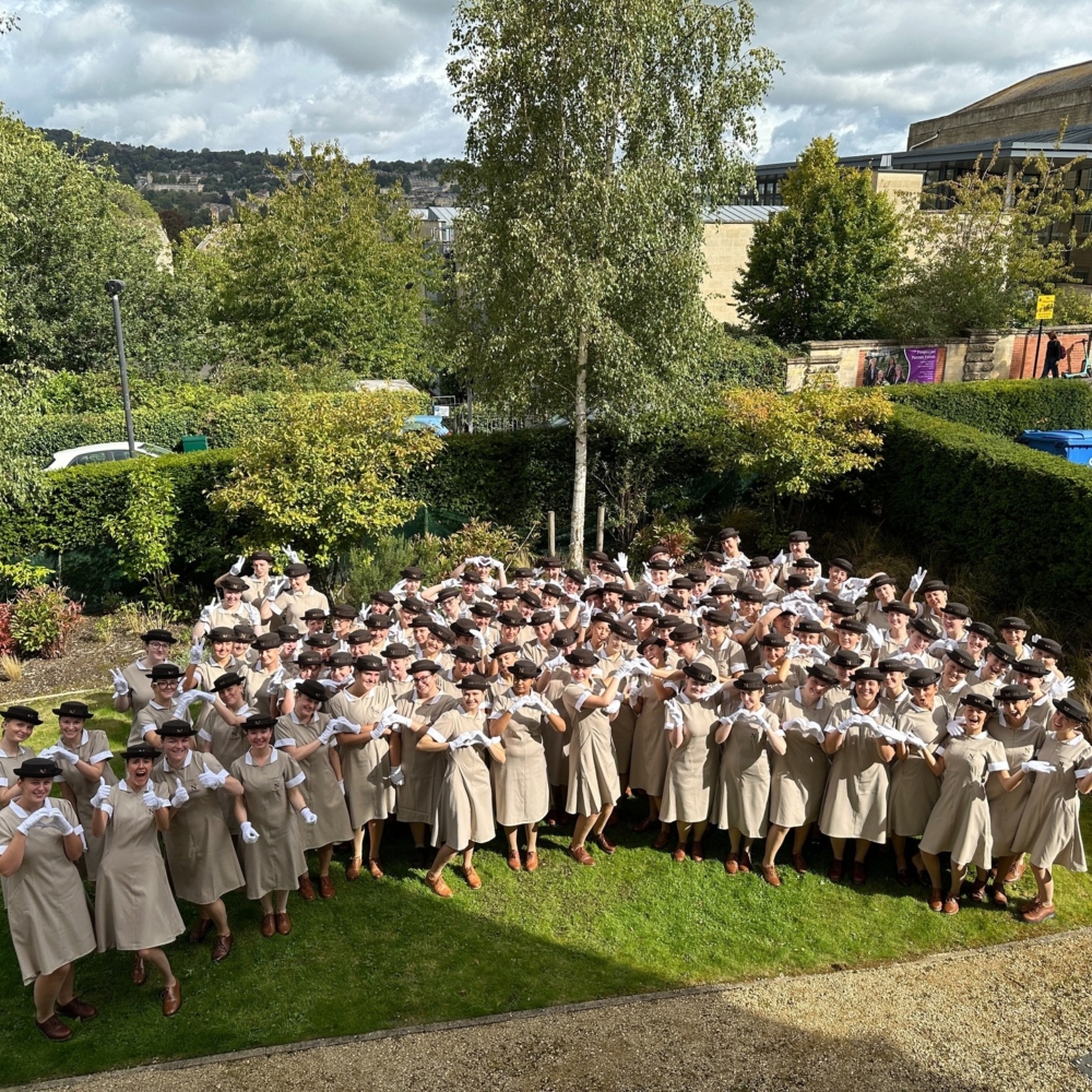 諾蘭學院創立已經 125 年，專門培訓服務於貴族與名流家庭的專業保母，從這裡畢業的學生個個都是業界傳奇。