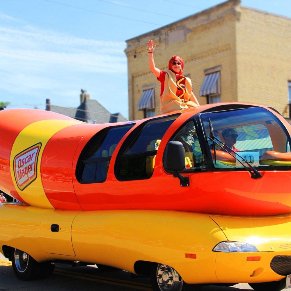 世界上最競爭的「熱狗」？這台長得像玩具的 Wienermobile 其實比哈佛還難進