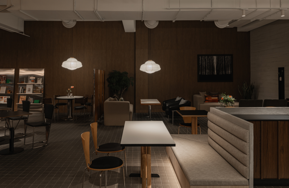 店內格局徹底翻轉了傳統餐飲內外場的二分法，透過長型開放式吧台的設置