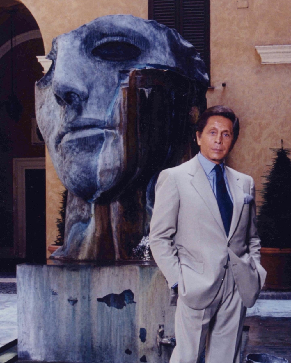 "Only wear clothes that make you feel alive." 只穿那些能讓你感受到生命悸動的衣服。