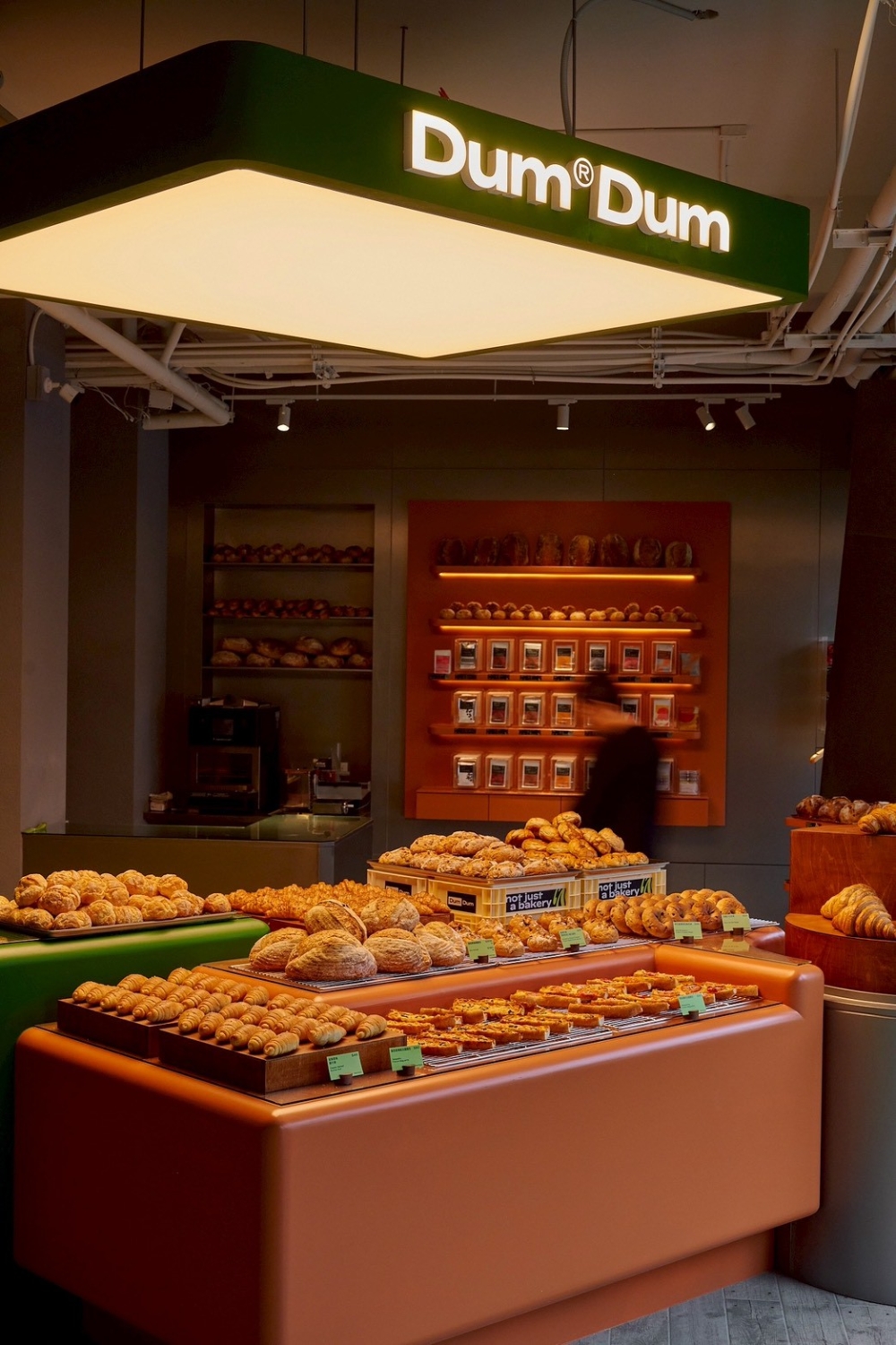 踏入空間，設計師在 Phase Coffee 標誌性的沈穩大地色系中，大膽注入了 DUM DUM 充滿活力的品牌綠。