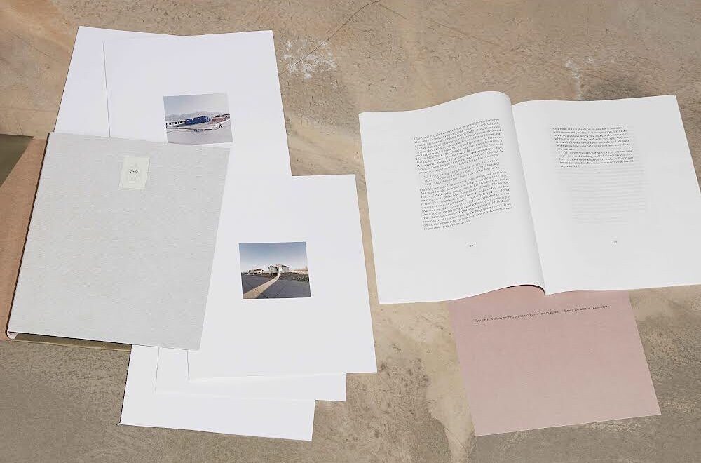 更承諾將每張作品售出所得的 10 英鎊捐贈給 Brain and Behavior Research Foundation，一個致力於心理疾病研究與防治的非營利機構，這個決策展現了難得的人文關懷。