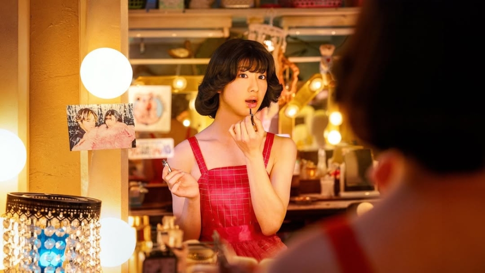 當其他男孩在泥地裡踢球時，他躲在閣樓裡，對著鏡子模仿偶像松田聖子的神情