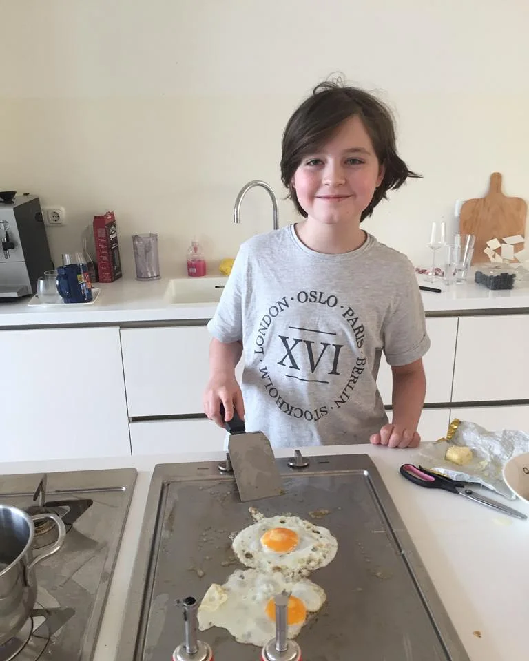 很早以前，父母就察覺到Laurent 對知識的吸收速度遠遠快於同齡孩子