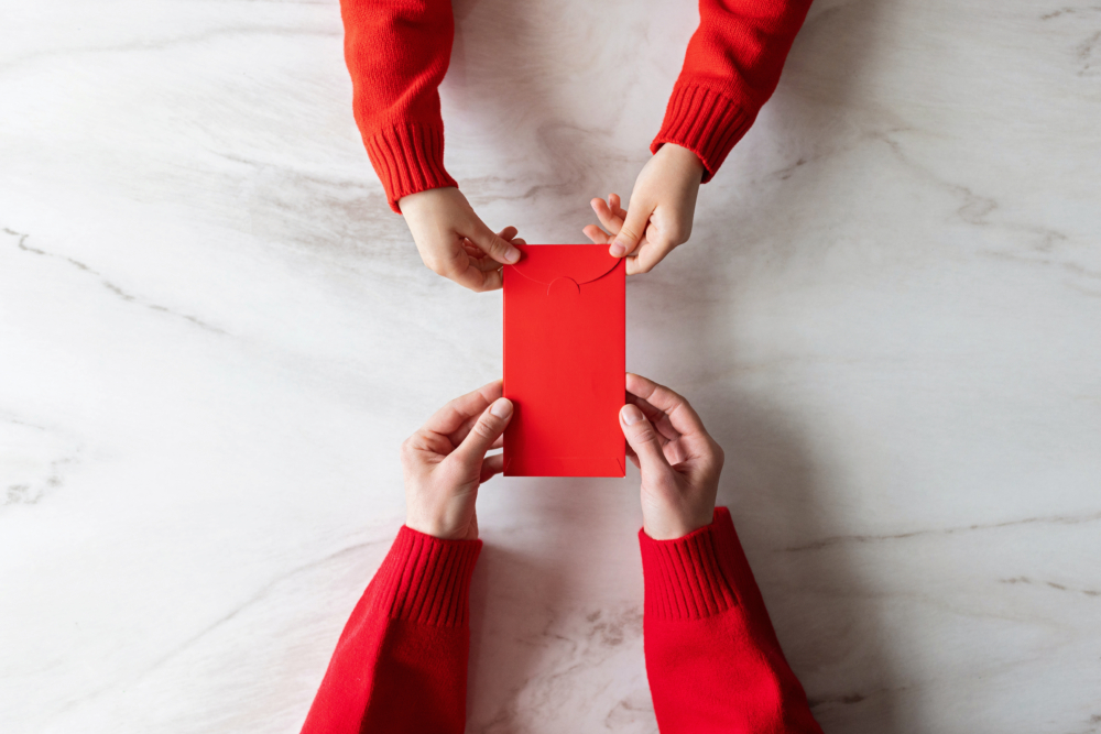 過年派利是與送禮，其實是一場浪漫的「善意循環」，展現妳的體面與貼心。