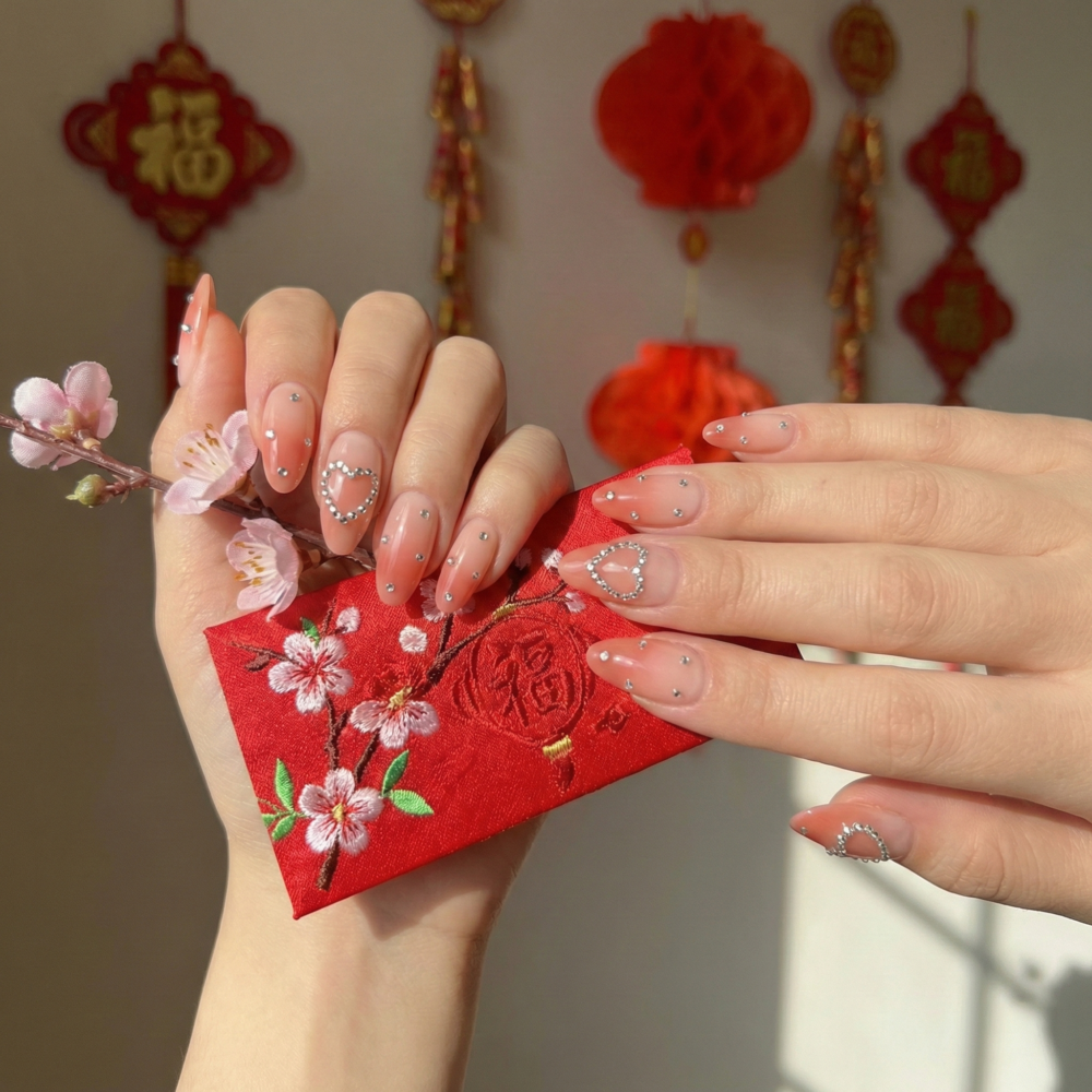 這款粉嫩度爆表的法式漸變絕對是首選。溫柔的裸粉色營造出純欲「初戀感」，指尖點綴精緻的小愛心，讓雙手顯得氣質纖長。