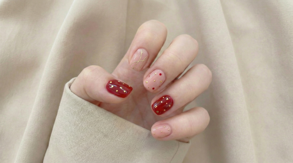 這款設計巧妙結合了正紅、柔粉與金色亮片，打破了紅色的沉悶感。