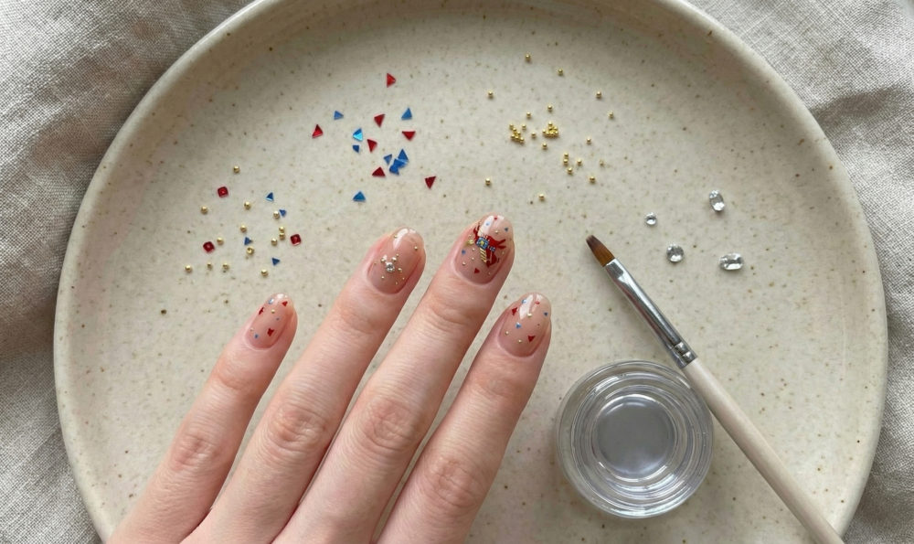 以氣質裸粉色為基底，畫上超療癒的手繪小馬圖案，寓意「馬到功成」。