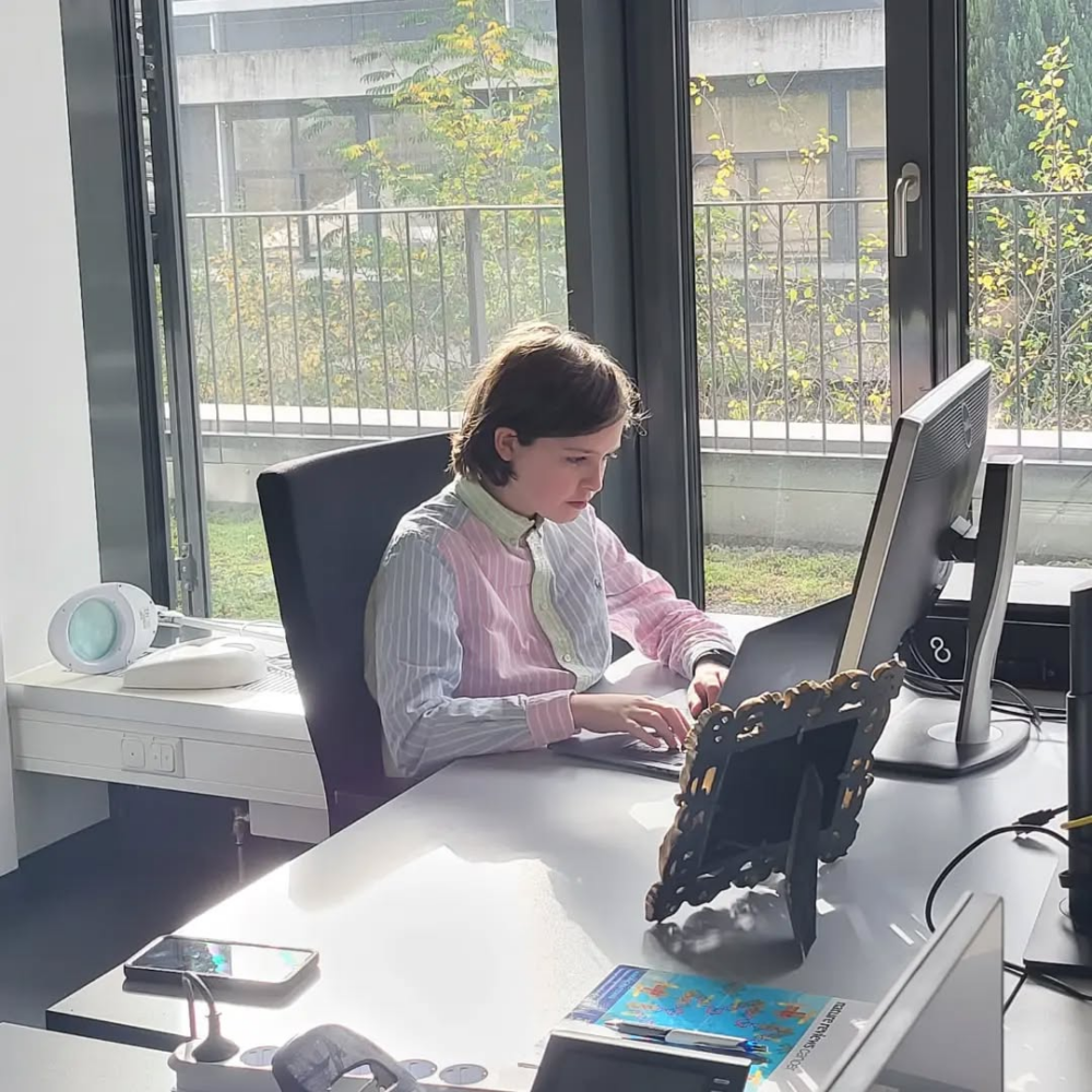 他曾說過，學習讓他感到興奮，尤其是當理論開始拼湊成一個完整世界的時候