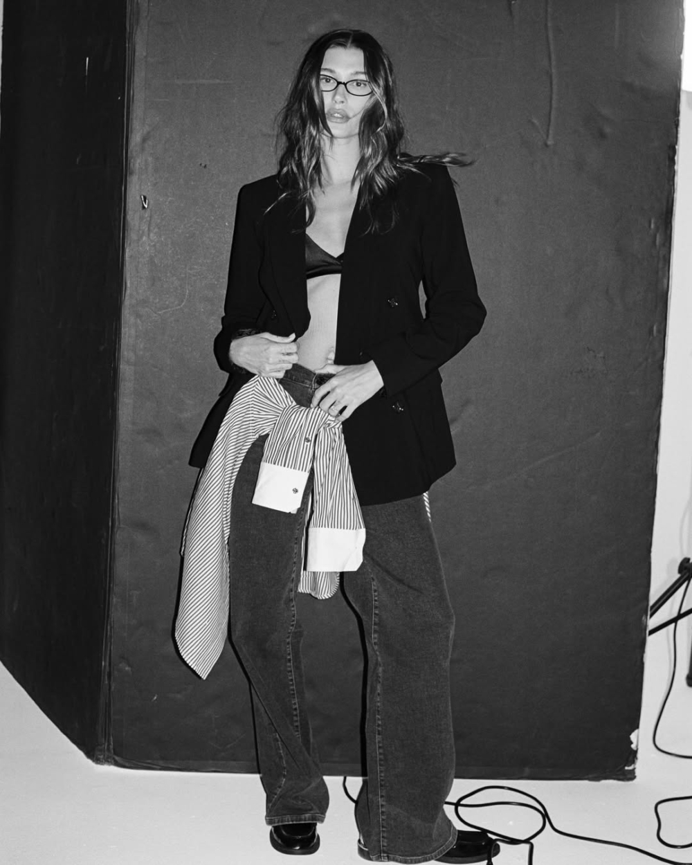 那種帶點知性、禁慾，甚至是一絲絲冷靜的窄框魅力，才是當下最高級的時尚表達