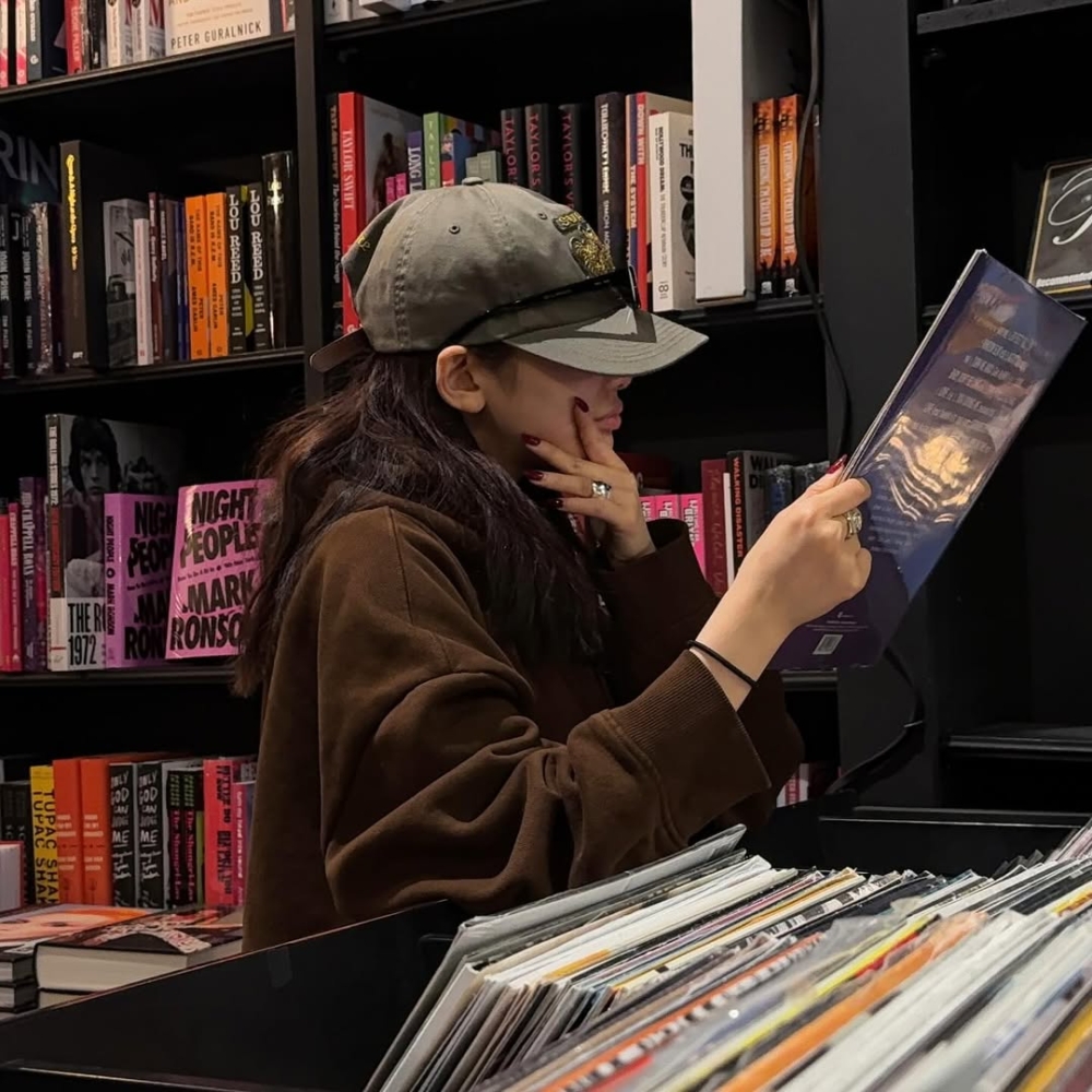 隨手拿起一本與妳生活毫無關聯的傳記或詩集時，就打破了數據對妳的預測