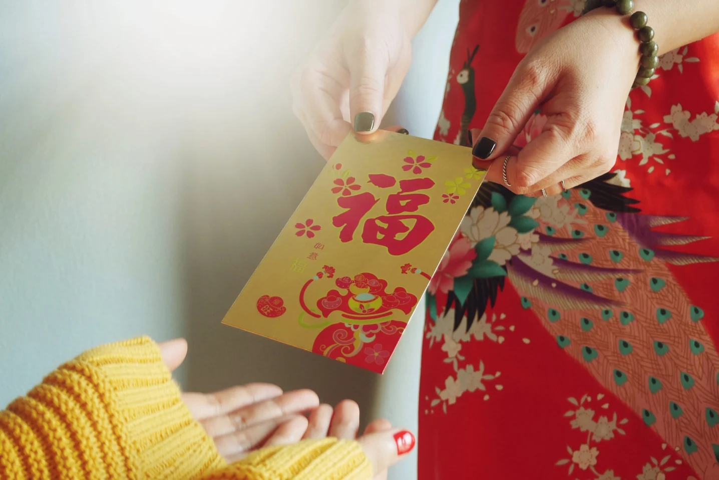 「擇利是」是指親友拜年帶禮物時，主人家回送的一封利是，象徵有來有往的禮貌與祝福；金額通常建議 HK$20–HK$100，可依禮物大小與關係靈活調整。