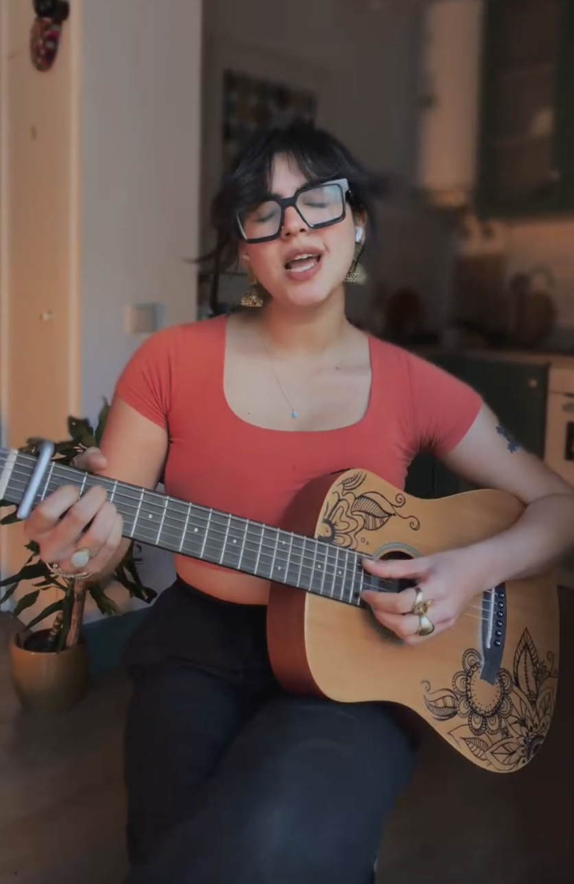 她能隨手將任何旋律拆解重組，這種信手拈來的實力，正是她後來能隨心所欲玩轉音樂的基礎