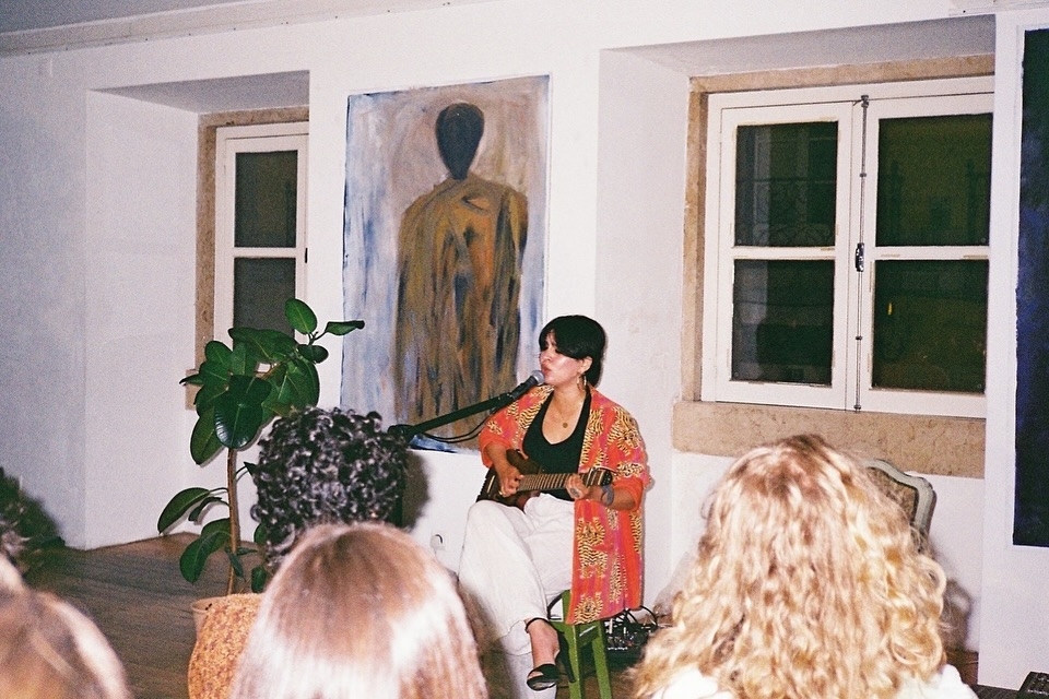 大家發現，這個女孩不僅唱功了得，她那帶點毒舌的幽默感和對歌詞的妙譯，簡直是把「雅」與「俗」玩弄於股掌之間