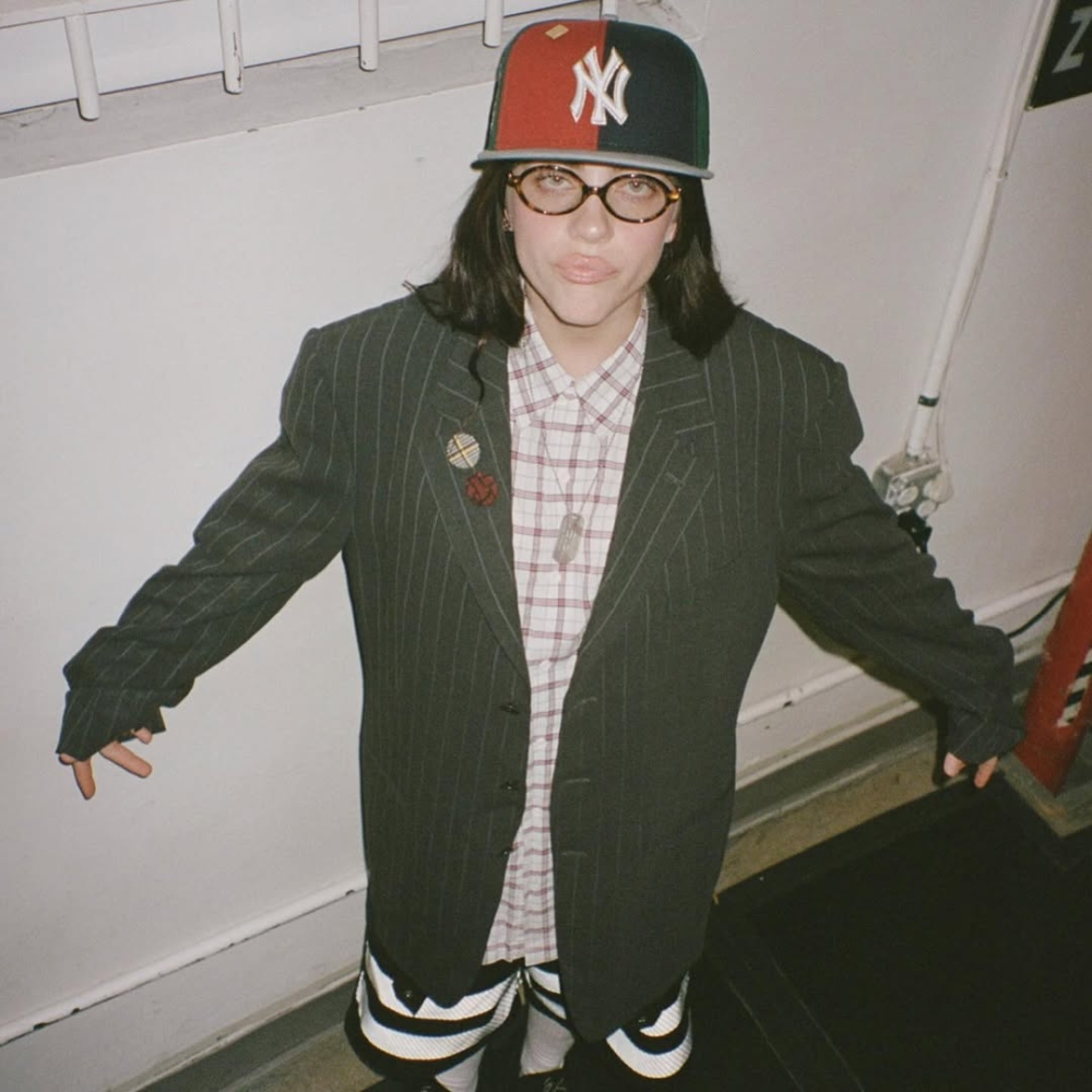 深色膠框（窄長型）復古味十足，適合搭配襯衫或緊身針織衫