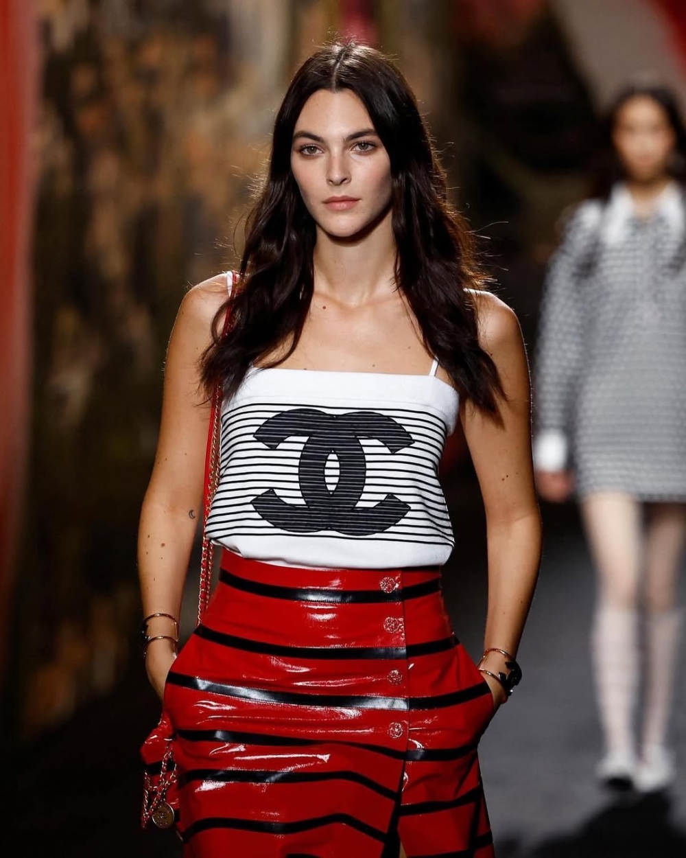 Karl甚至對她說：「妳不需要做什麼，妳只要站在那裡就好。」