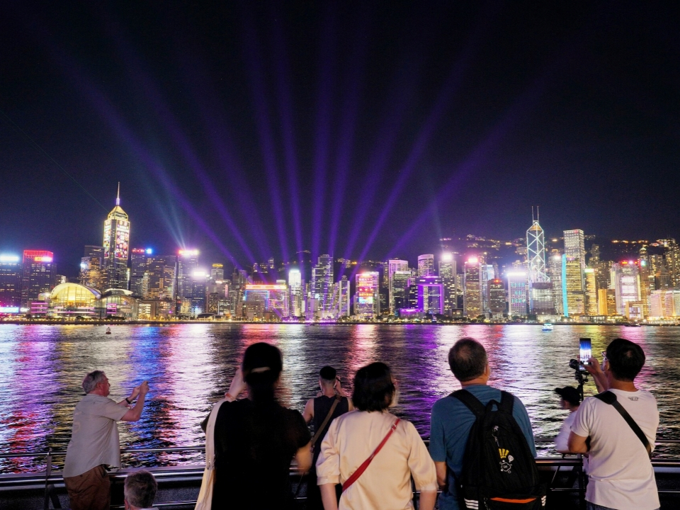 如果你追求那種煙花就在眼前炸開的震撼感，尖沙咀海濱絕對是首選。