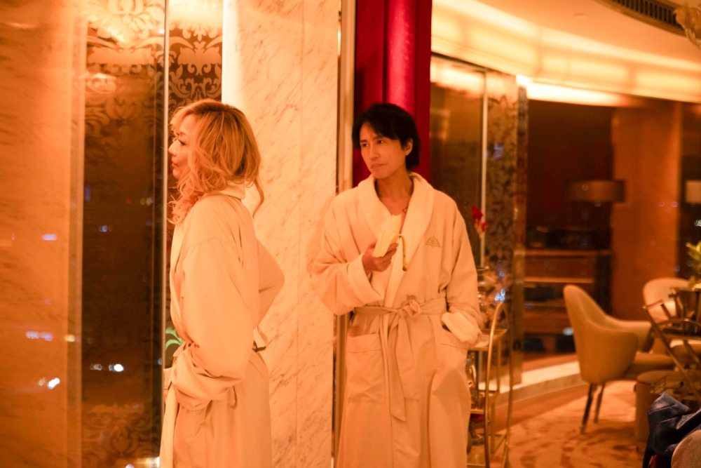 電影重現夜生活繁華，笑料十足又有張力，時尚女神角色更添亮點。