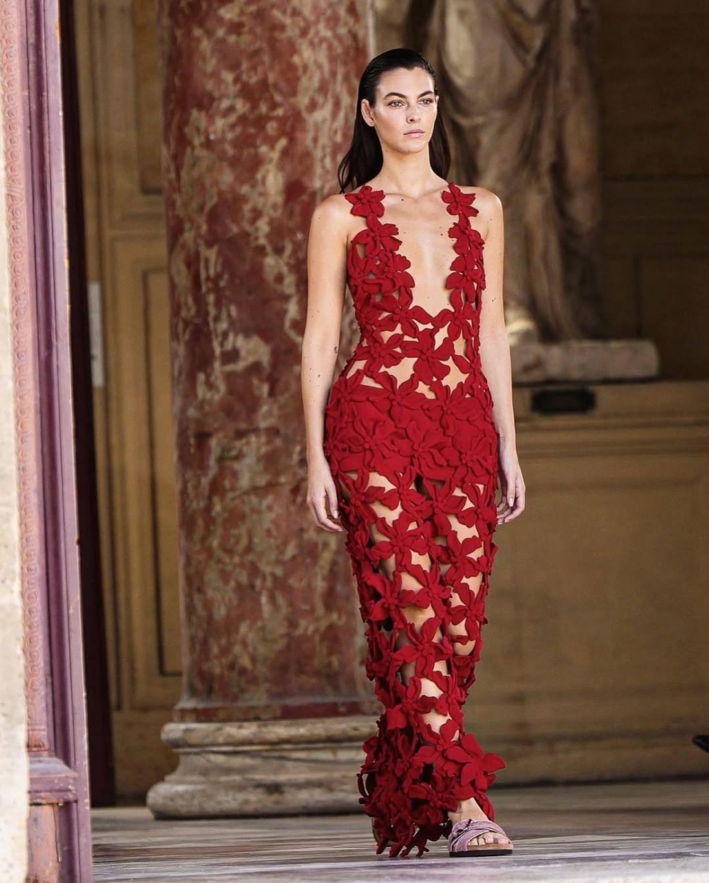 她迅速崛起，成為Prada、Versace、FENDI等各大品牌的御用面孔