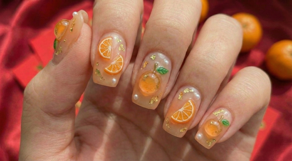橘色調的美甲充滿活力的多巴胺氣息，手繪的小桔子圖案精緻又討喜，每次低頭看到指甲都會心情大好！