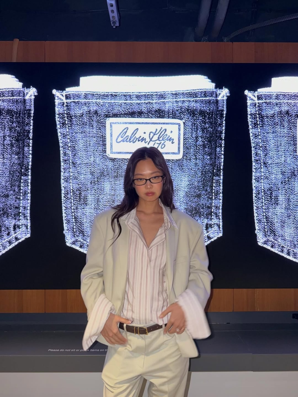 穿上窄框眼鏡時，妝容要強調「眼部深邃感」而非濃艷色彩