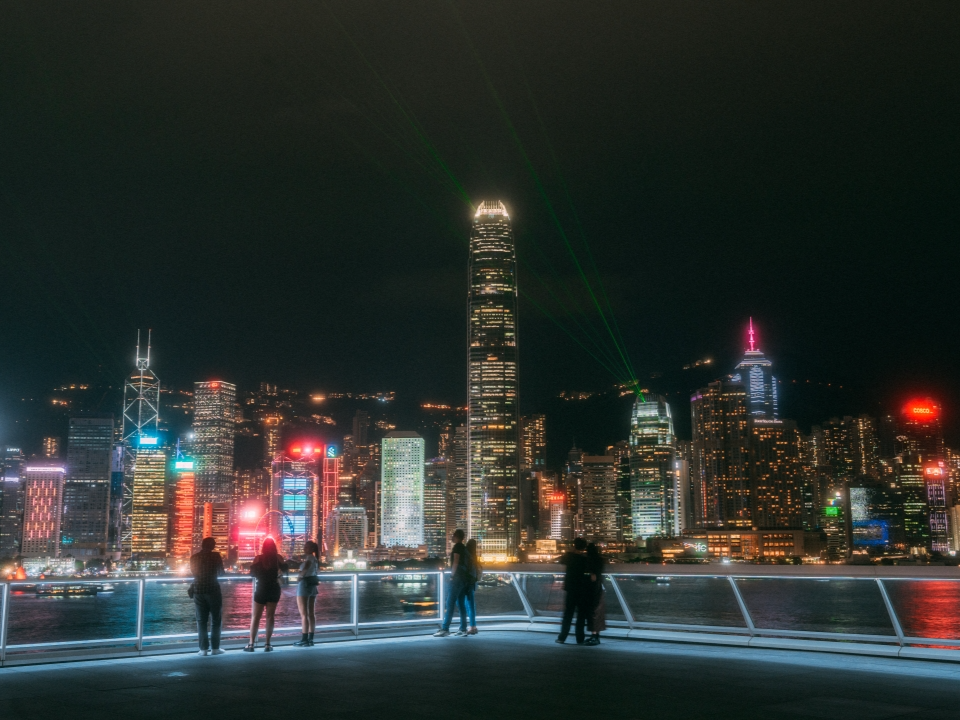 海港城的 270 度觀景平台是極致的選擇。這裡不僅有天然草坪，地勢也比岸邊高，視野更開闊。