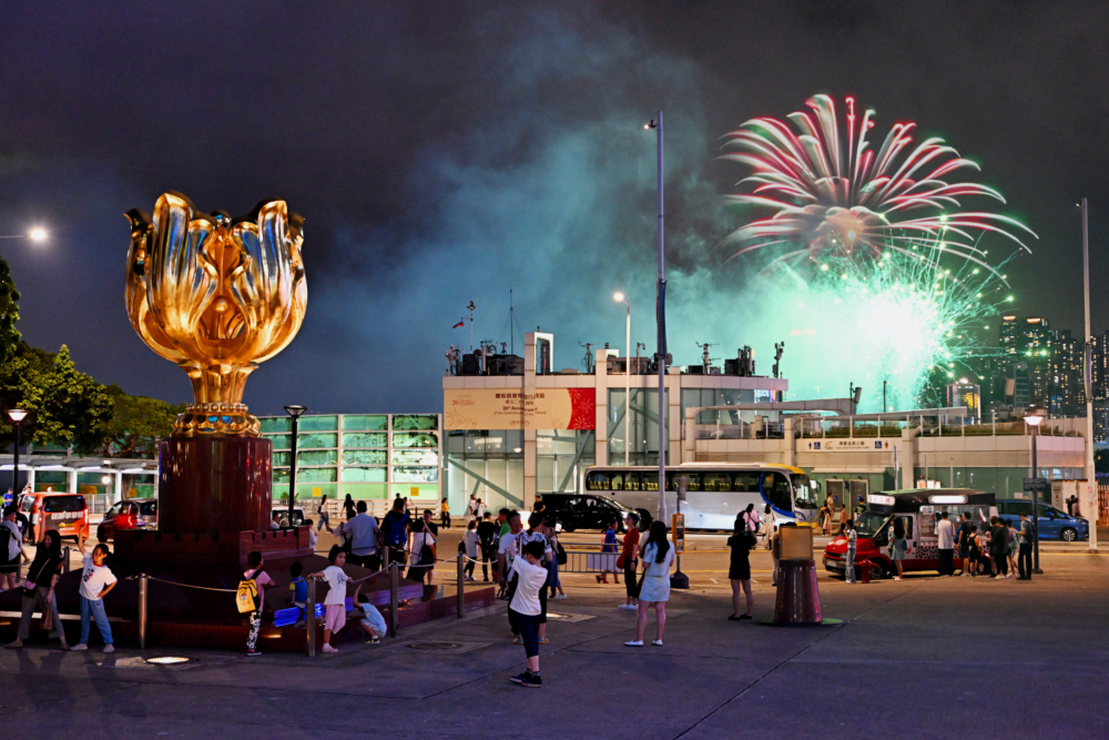 位於煙花發射點的正對面，這裡的視角極佳。