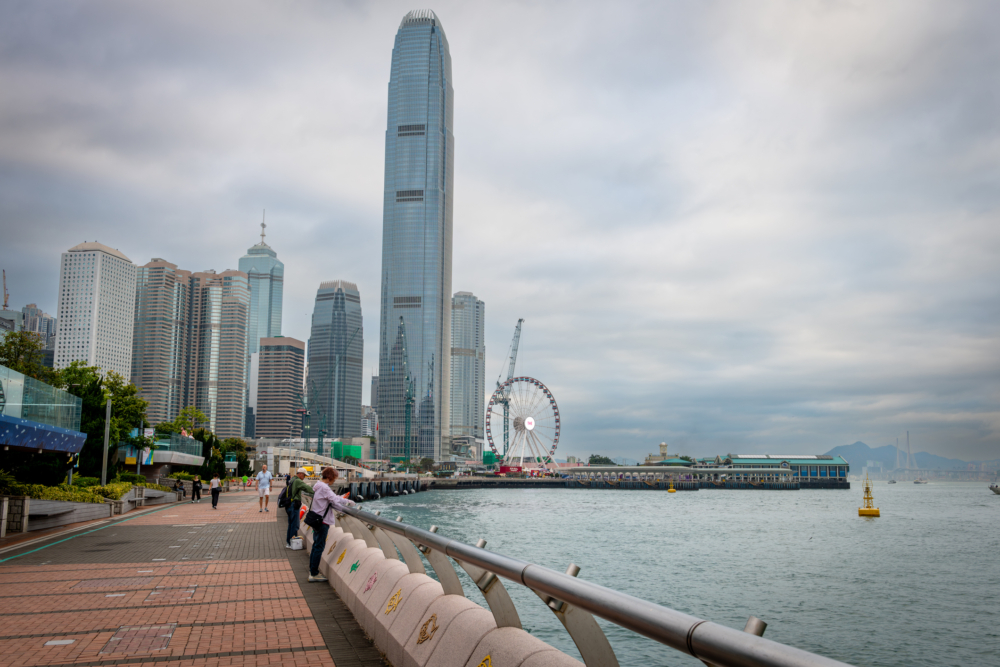 與另一半一起在草地上仰望星空與煙花，身旁還有中環摩天輪的轉動，氛圍感直接拉滿。