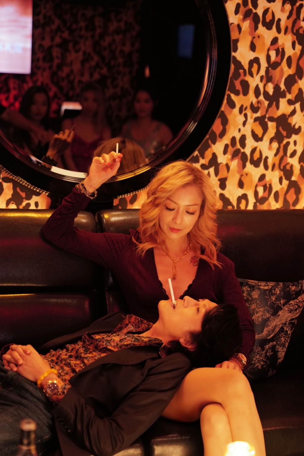 《歡哥與V姐》由《毒舌大狀》原班團隊打造，黃子華與鄭秀文在尖東夜總會展開鬥嘴合作，對抗財團陰謀。