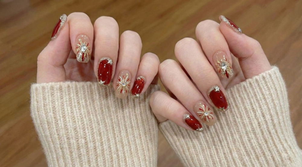 以煙花為主題，結合紅、金、銀三色，就像在指尖上演一場小型的維港煙花匯演。