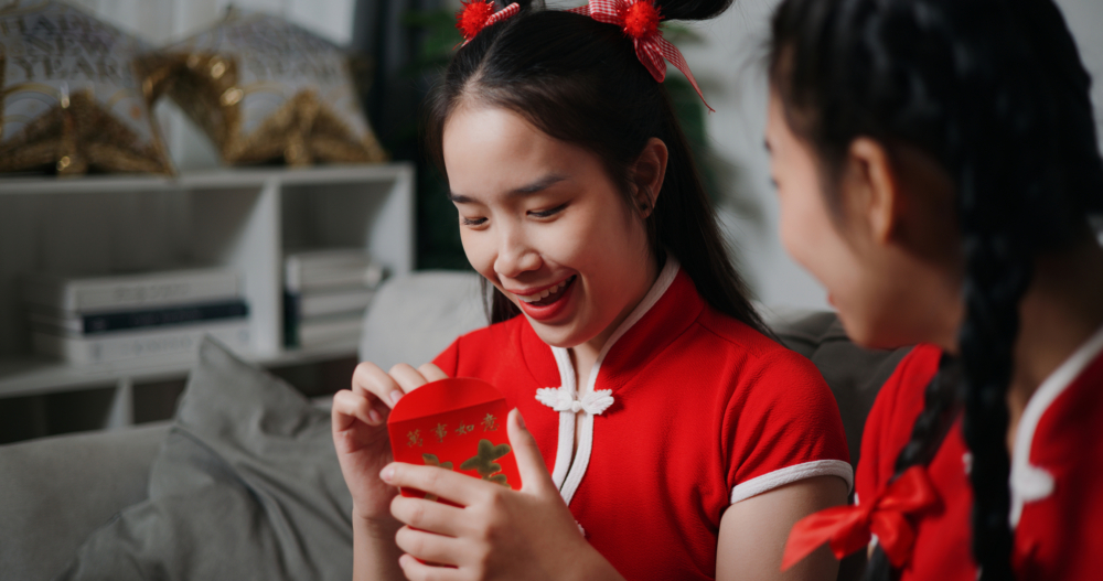 幾時拆利是最吉利？建議等到正月十六或之後，再一次開啟所有紅包，象徵累積整個新年的祝福與好運，也寓意福氣滿溢、財源滾滾。