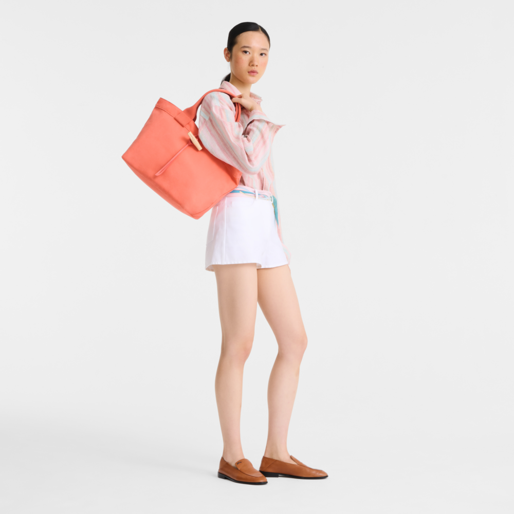 這款採用帆布材質的Le Roseau肩揹袋展現了2026年推崇的輕盈時髦感