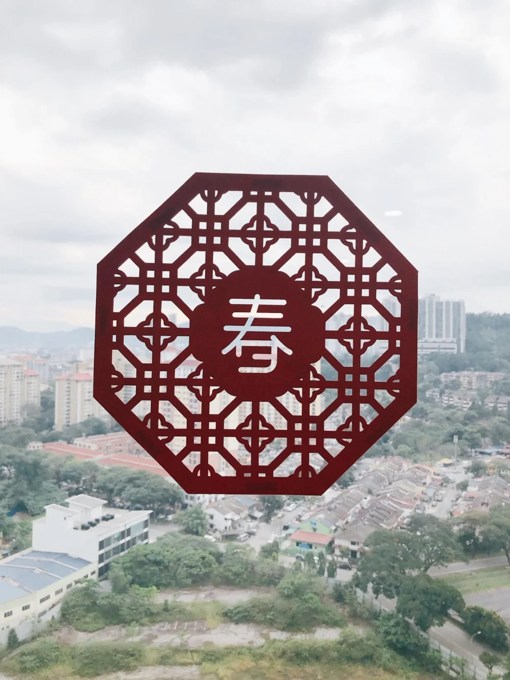 大門與房門不宜單貼「春」字，若想應景可改貼於窗戶或家電，既添年味又避免招來不良姻緣。