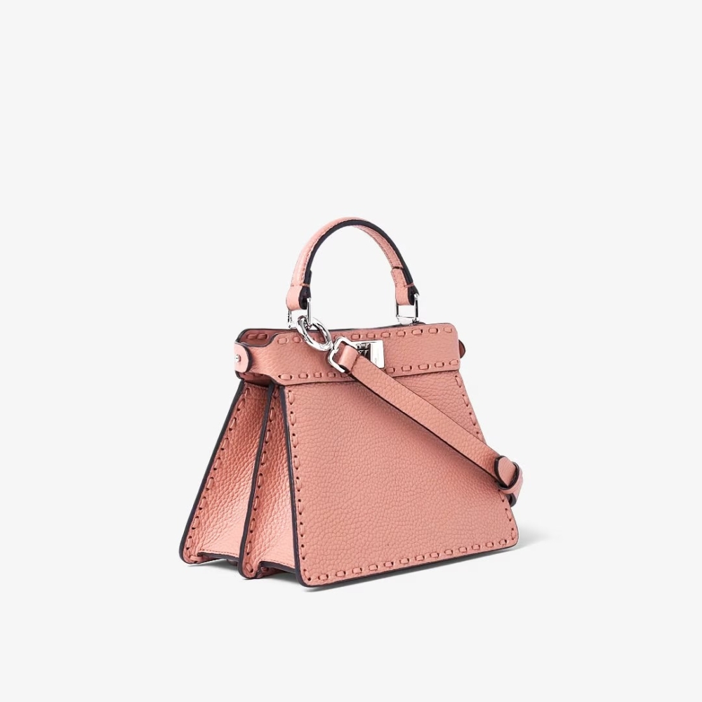 選用柔軟的淺粉色Cuoio Romano小牛皮，並由工匠親手縫製了超過300道Selleria明縫線