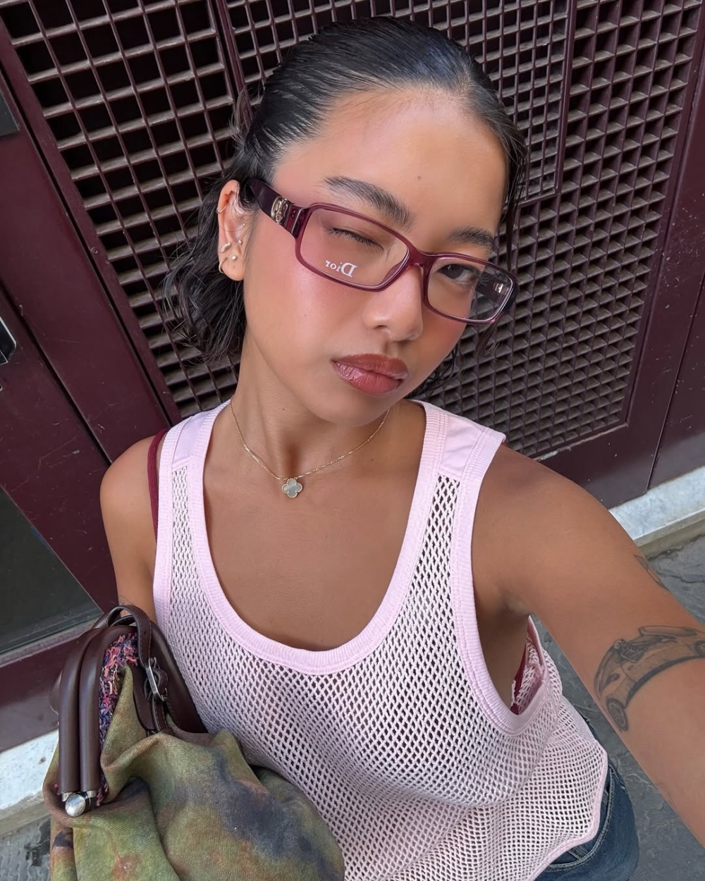 大框眼鏡雖然遮肉，但往往會吞噬掉妳的五官精緻度