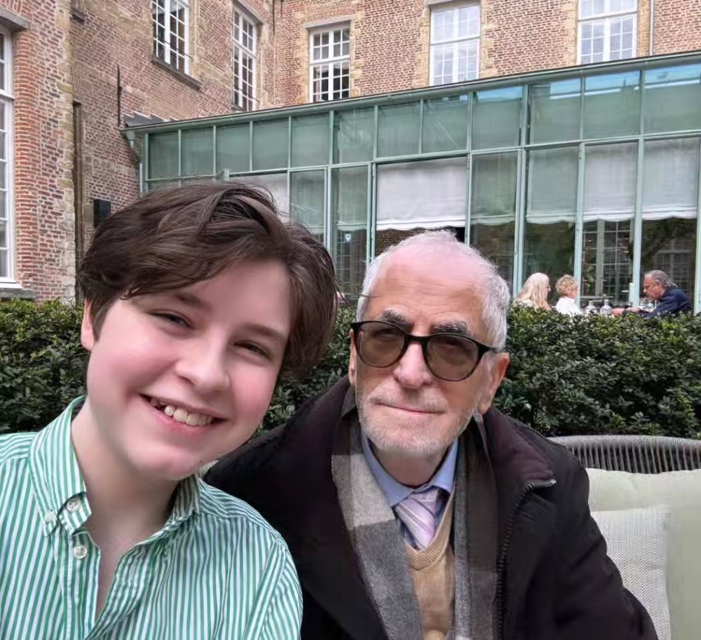 Laurent的父母工作繁忙，他絕大部分的時間是與祖父母在海岸邊度過的