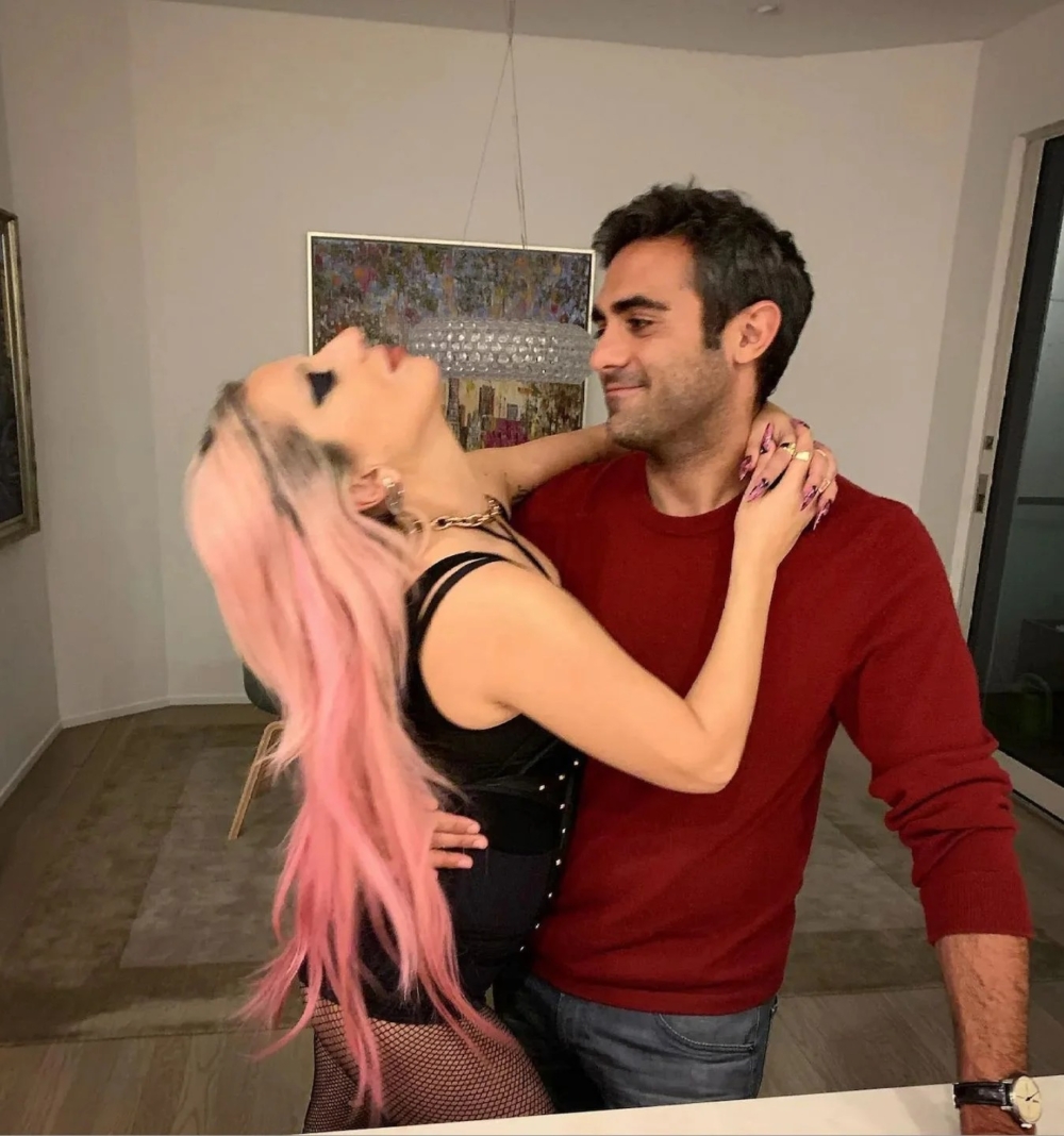 她所說的第一句感謝，是向那個陪她走過音樂旅程、理解她內心野心的男人：她的未婚夫Michael Polansky