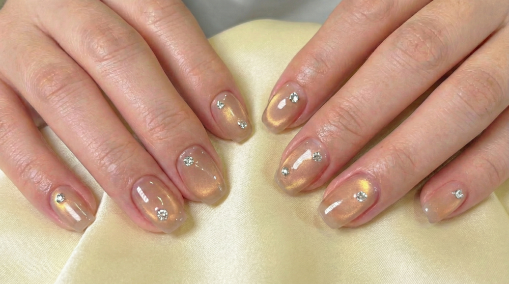 這款透色貓眼走的是低調奢華路線，隨著光線折射出若隱若現的微光，彷彿指尖有星河在流動。