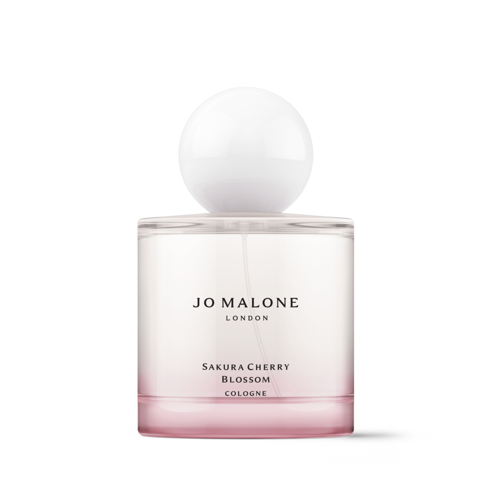 核心是嬌嫩的櫻花瓣，輔以佛手柑的清爽與玫瑰木的質感木香，被日本網友形容帶著「若有似無的撒嬌感」