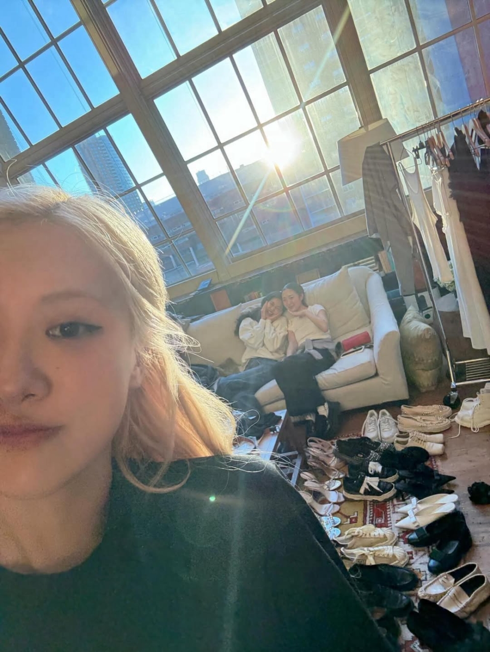 幾個朋友約在家裡或咖啡廳，各自打開筆電和手機，桌上有咖啡、甜點和輕音樂，空氣裡只有無聲的陪伴