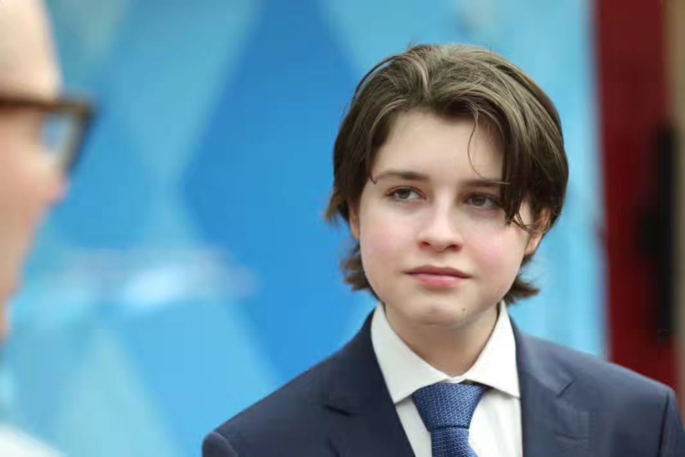 年幼的Laurent 第一次感受到了人類在時間面前的脆弱