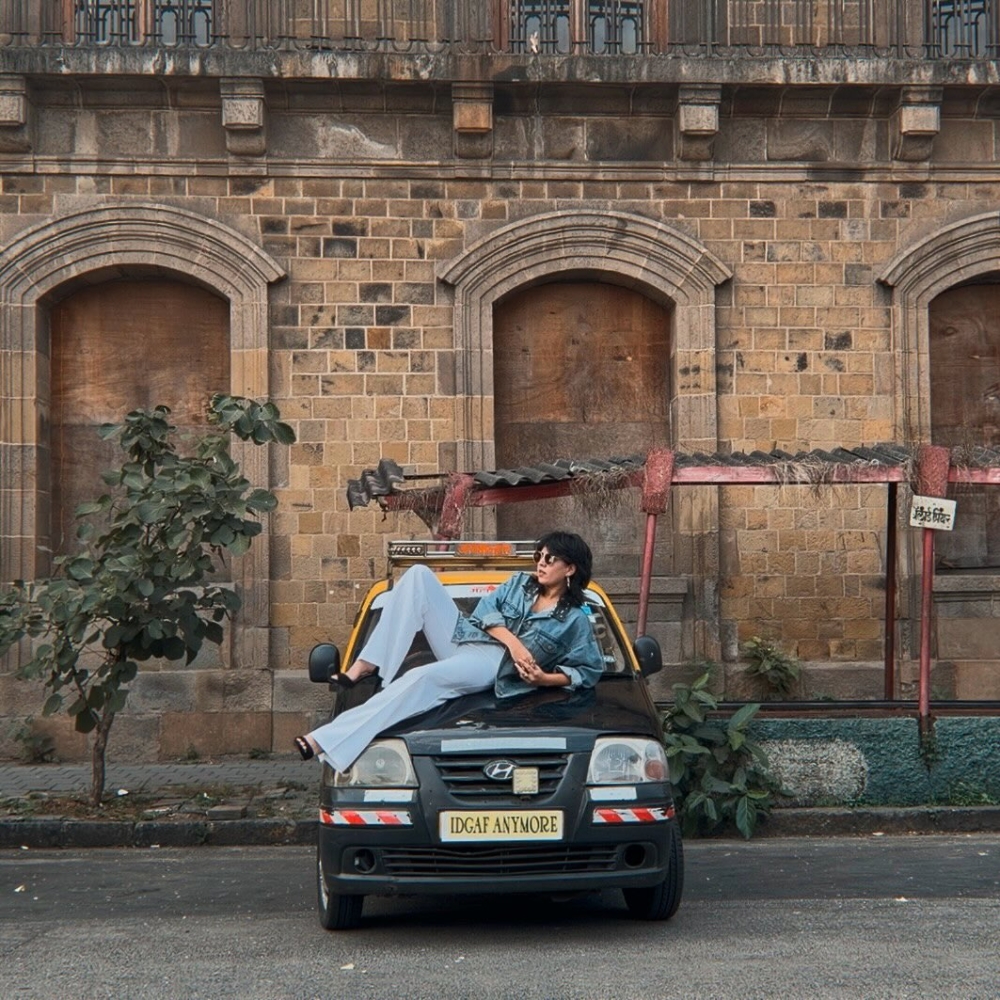 她成功地證明了，一個人可以同時擁有深厚的專業背景，卻又不失調皮的靈魂