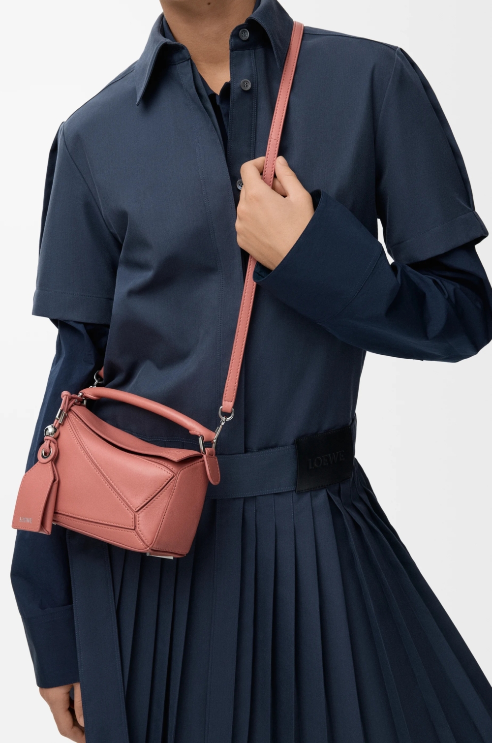 2026年春季加入了輕盈色調，淡淡的櫻花粉色調融入在Puzzle的不規則切割中，讓這款設計感強烈的包包多了一份溫柔的靈動感