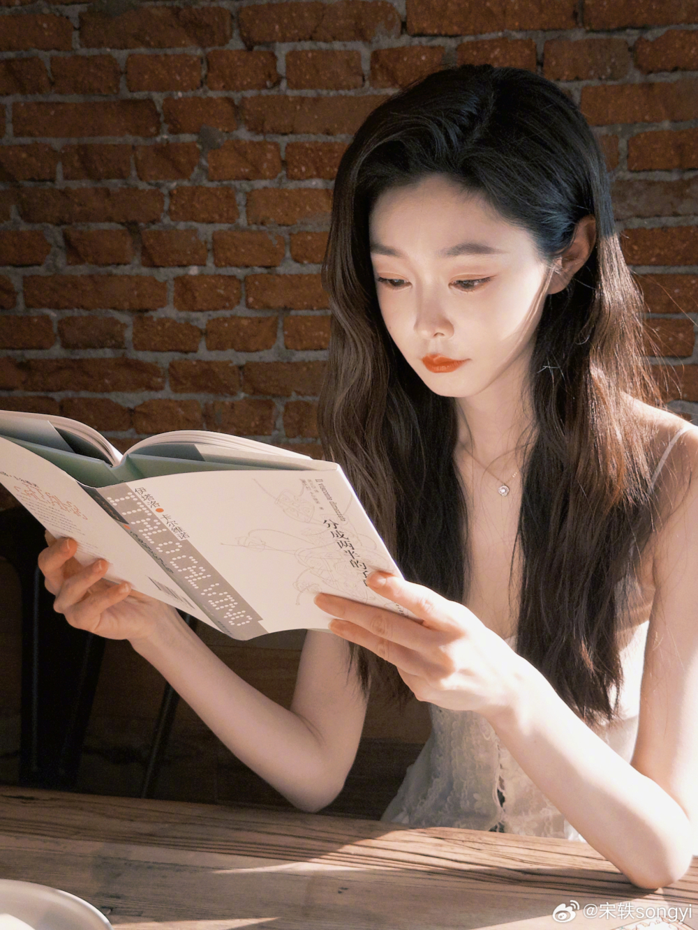 年輕人喜歡分享精美的書封、書架擺設，這讓閱讀變成了一種社交展示