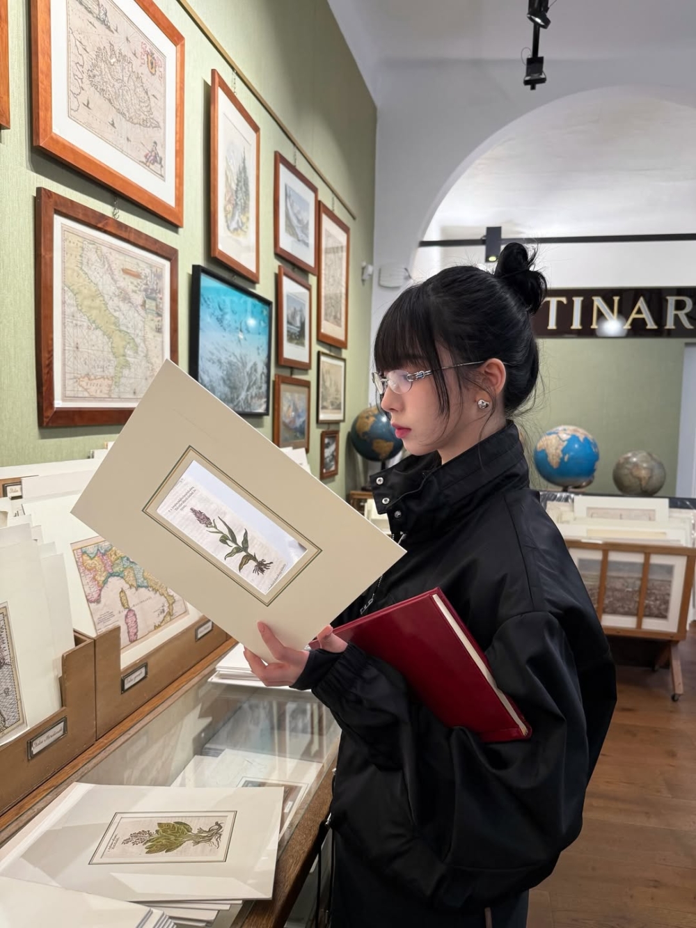 窄框能增加臉部的橫向線條，對於長臉或心形臉來說，反而是平衡比例的神器