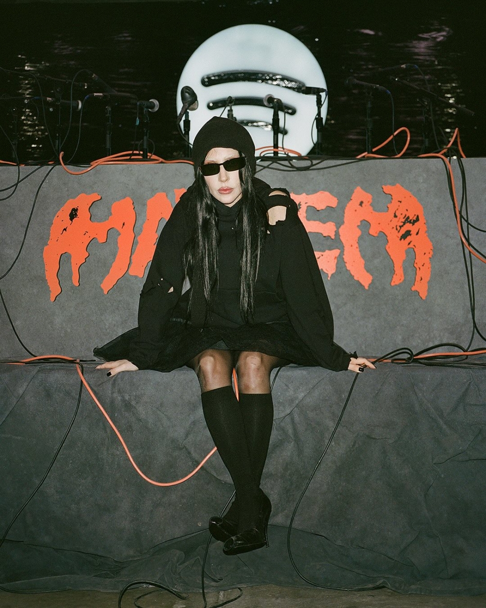 我知道當你和一群男生待在錄音室時會很艱難，但我希望妳們要時常傾聽自己內心的聲音，並始終為自己的想法而奮鬥