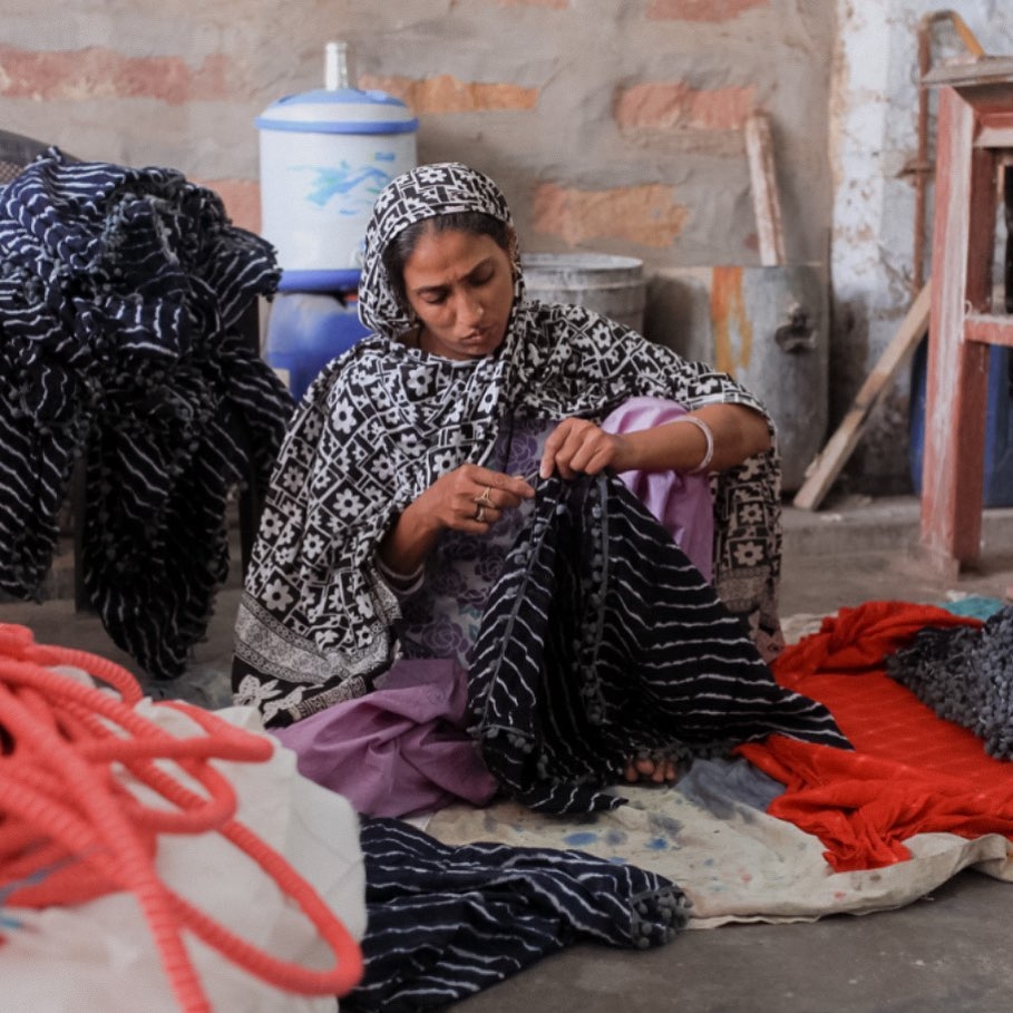 買家只會看到「義大利製頂級絲綢」等材質描述，而看不到商標