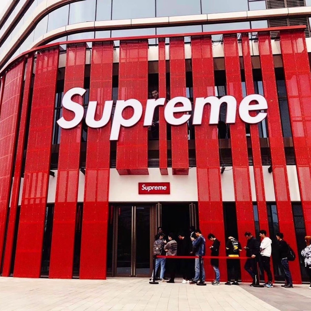 這家「合法假貨」公司在上海淮海中路開了一間比紐約原店還大、裝潢更豪華的旗艦店